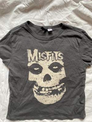 Grå t-shirt med ”misfits” tryck (babytee)