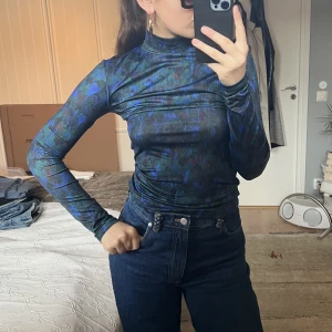 Polo topp - En cool topp med polo och fint mönster från Carin Wester. Perfekt till fest och vardags! Köpt second hand men knappt använd av mig. Bra skick🦦