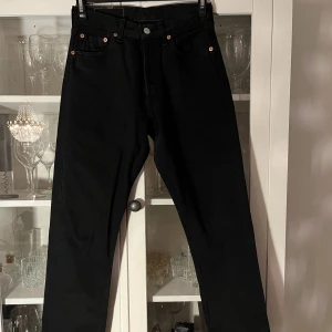Levis 501 - Levi’s 501 i black, 100% bomull & strl 28/32. Den klassiska modellen Mid high midja, straight leg samt åtsittande vid höft & lår. Använda men bra skick. 