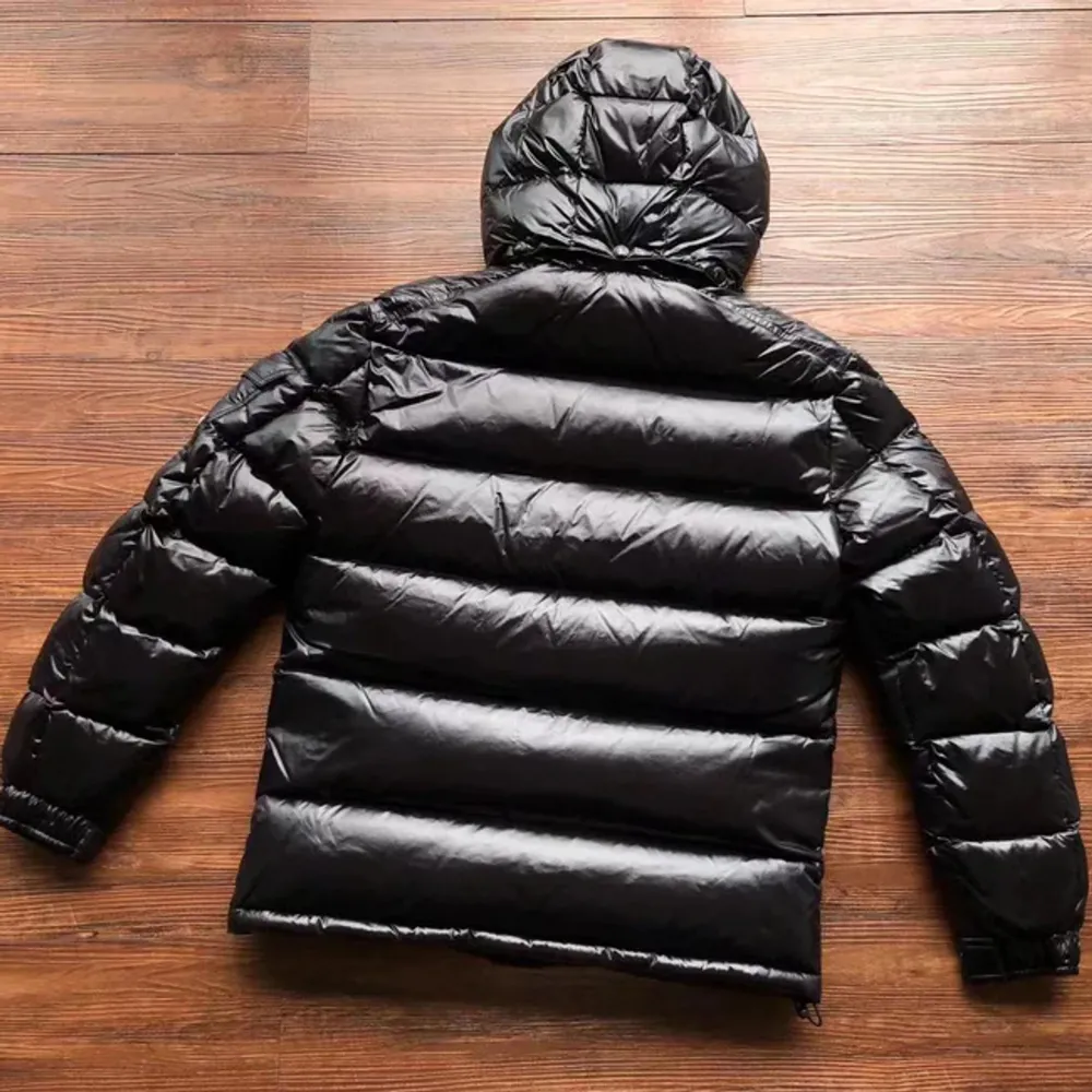 Äkta Moncler Jacka, Helt ny oanvänd, Kvitto Kommer Med, ny pris 11000kr  nu 5000kr/ pris kan diskuteras. För Mer Information Kom Privat . Jackor.