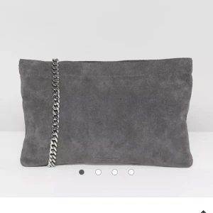 Grå vagabond väska❤️😍 - Grå vagabond väska i nyskick. Den har inga slitningar eller något sådant❤️ helt slut såld, ny pris 1000kr❤️köparen står för frakten❤️