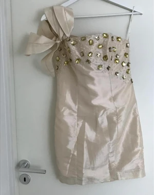 Vitklänning - Med stenar 