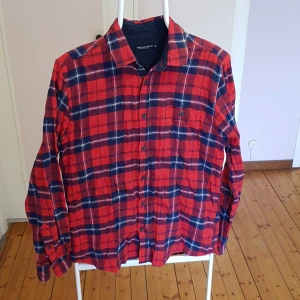 Herrskjorta - Långärmad herrskjorta 100% bomull. Storlek M.