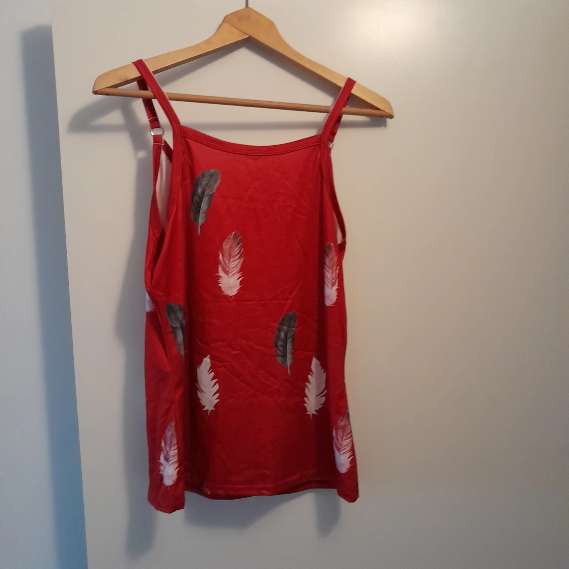 Linne , svart väst, tun alldaglig tröja.