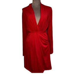 Röd klänning som aldrig använts. Storleken är L men passar de med mindre storlek också! 