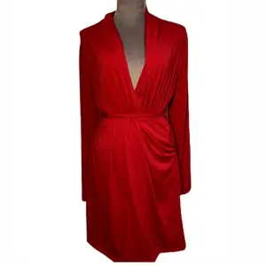 Röd klänning som aldrig använts. Storleken är L men passar de med mindre storlek också! 