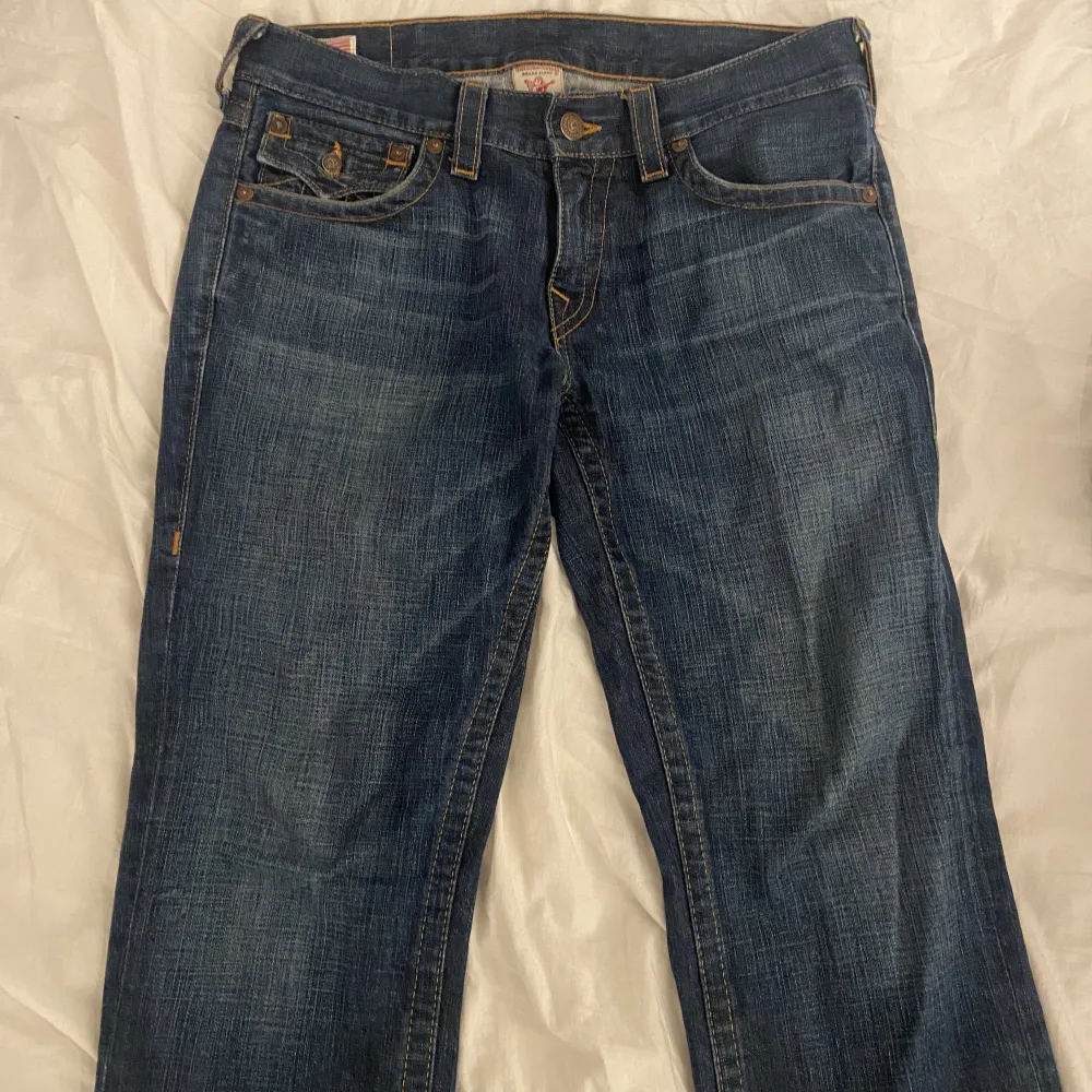Säljer vintage True Religion jeans i storlek 32. Nyskick och skit snygga. Modell: ”RICKY”. . Jeans & Byxor.