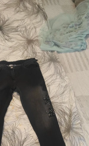 Blukids byxor -  Ett par svarta byxor som jag inte använder längre