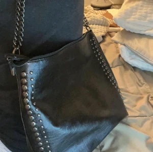 Stockholmsstil väska - Kedjeväska Stockholmsstil. Använd en gång av mig. Men har köpt en ny så den kommer ej till användning. 