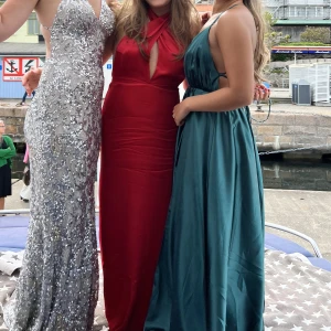 Balklänning  - Säljer min balklänning från 2022, använd 1 gång. Den går att knyta på olika sätt❣️