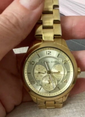 Michael Kors klocka  - Michael Kors klocka guld-ton  Armband 20 cm kan kortas ned gm att ta bort länkar urtavla 3,8 cm i diameter 