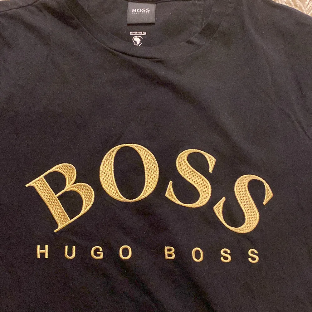 Hugo boss t shirt till salu. Köpt på Zalando för typ 800kr, online kvitto går nog att hitta om så behövs. Skicket är riktigt bra bara använd någon enstaka gång.. T-shirts.