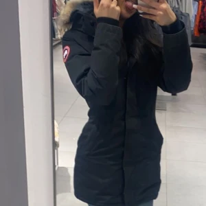 CANADA GOOSE S/XS  - Victoria parka  Muddarna inga skador Fläckar som Canada goose vanligtvis får, går bort med kemtvätt. Äkta päls. S men spänns åt och blir till xs.