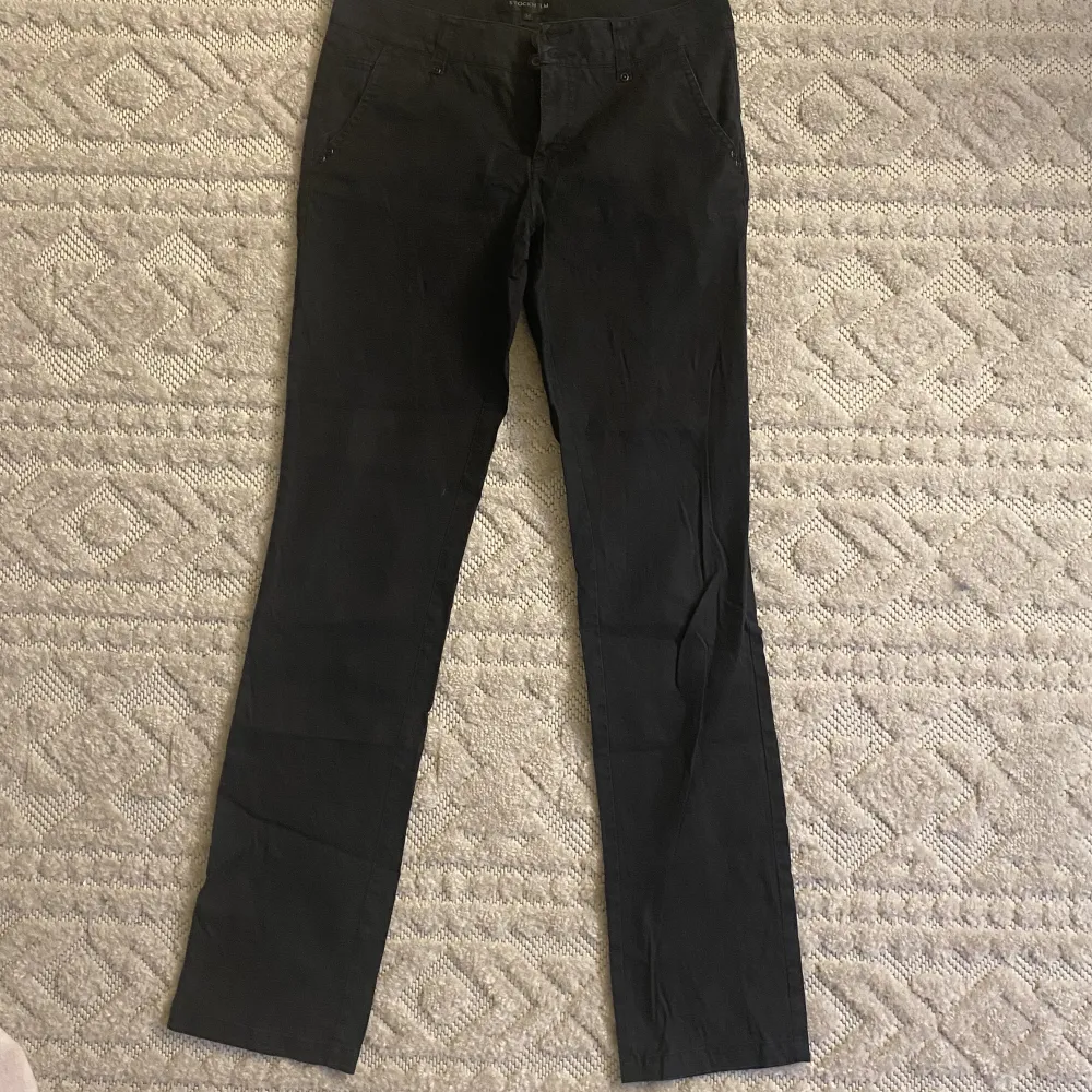Säljer dessa raka svarta lågmidjade byxor ifrån Stockholm LM. Jeans & Byxor.