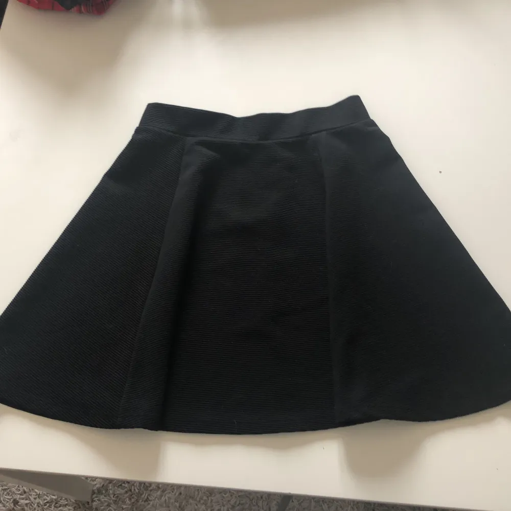 en gammal favorit kjol men sparsamt använd då den är lite för liten för mig, går att ha både vardagligen och klä upp!. Kjolar.