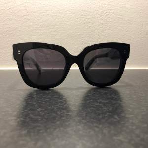 Säljer ett par Chimi solglasögon i modellen #008, färg BERRY(svarta). Oanvända med plasten kvar. Allt ingår som är med på bilderna.  Nypris: 1 250kr. Mitt pris: 950kr.