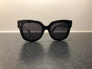 Chimi #008 BERRY - Säljer ett par Chimi solglasögon i modellen #008, färg BERRY(svarta). Oanvända med plasten kvar. Allt ingår som är med på bilderna.  Nypris: 1 250kr. Mitt pris: 950kr.