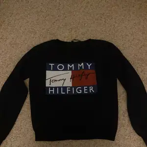 Säljer min Tommy hilfiger tröja pga att den har blivit för liten💕