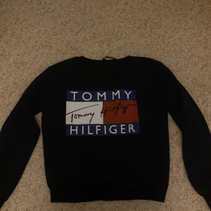Tommy hilfiger - Säljer min Tommy hilfiger tröja pga att den har blivit för liten💕
