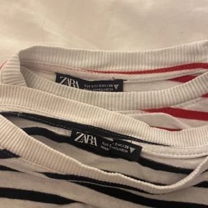 randiha t-shirts🤍 - Två snygga randiha t-shirts som passar perfekt t sommarn!❤️ Köpta på Zara i storlek S men passar även mig som är en Xs! Säljer pga inte min stil… Jätte fina i skick!! säljer för 50kr/styck + frakt❤️