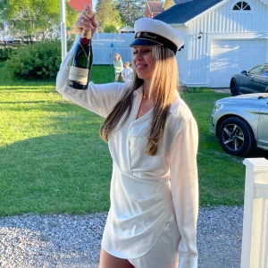 Vit Zara Klänning - Vit klänning från Zara i storlek M, perfekt till studenten!