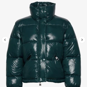 jacka mango - Säljer denna skit snygga gröna jackan från mango då jag inte fått någon användning av den alls tyvärr. Den är i storlek S och sitter som en S brukar. 