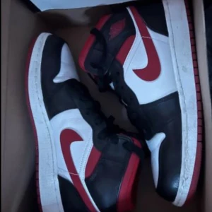 Air Jordan 1 Mid Gym Red Black White (GS) Storlek 39 - Säljer mina skor då dom aldrig kommer till nytta längre. Storleken är 39 och är inköpt för 2000 på Restocks hemsida för 2 år sedan och har använts 5-7 gånger. Priset kan diskuteras. Skriv privat för mer frågor.