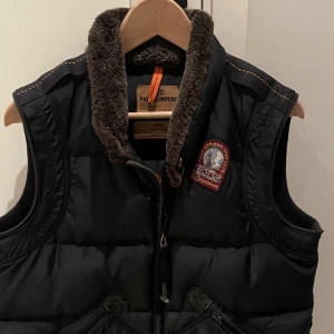 Parajumper väst - Parajumper väst kubuk modell och den är  äkta självklart. den är i jätte bra skick och tvär fet väst. Och säljs inte nånstans längre Skriv inte om du inte har pengar eller inte är intresserad allt för många oseriösa nu