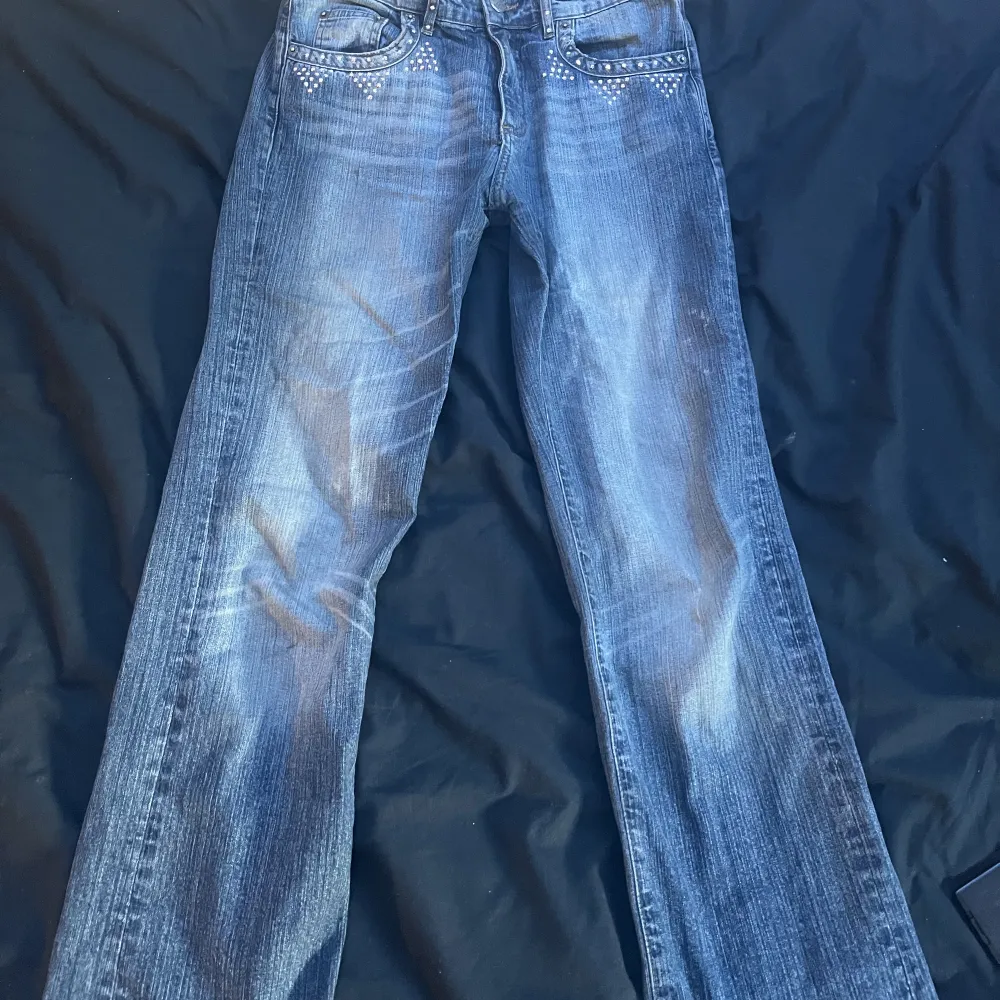 Y2k vibe typ av byxor som är low waist med rime stomes runt om ganska använda men snygga . Jeans & Byxor.