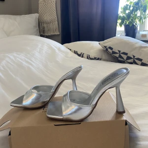 Klackskor  - Helt nya och oanvända klackskor från Bohoo, 10cm höga. Nypris 360kr