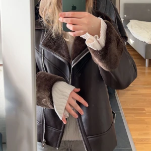 Skinnjacka  - En sjukt snygg pilotjacka som är lite tjockare med fuskpäls på insidan, inte min stil så den har aldrig kommit till användning 🤗 (nypris 799:-)💸