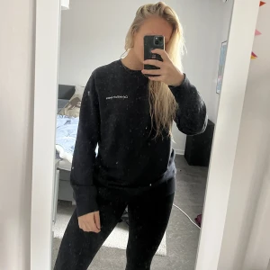 Calvin Klein - Säljer min pojkväns tröja (som jag använt dock). Snygg svart tröja som fungerar till allt, är stl.M i herrstorlek 😊