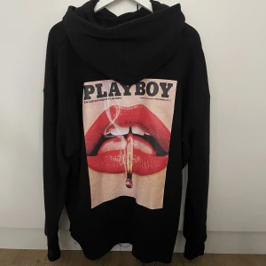 Playboy Hoodie - XXS men överdrivet stor så har klippt av mudden längst ner då den blev snyggare såhär. JÄTTE oversized. Passar säkert upp till M som oversized 