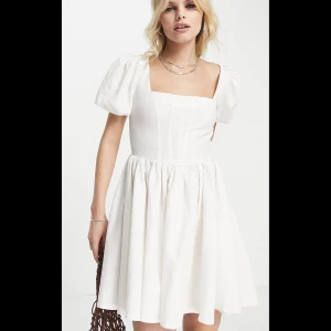 Studentklänning  - Supersöt klänning perfekt för studenten eller vilken annan sommardag som helst🤘🏼 Aldrig använd, bara provad. Missade tyvärr retur datumet så säljer några andra klänningar från samma order. Möts helst upp i Göteborg men kan även frakta.