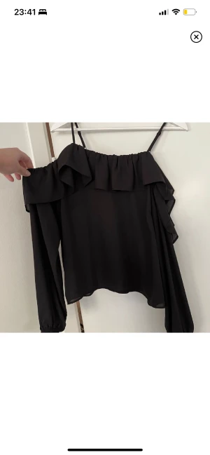 Blus 36 - Superfin blus med roliga detaljer. Storlek 36. Oanvänd med lappen kvar. Jag köpte flera i olika färger och den svarta har inte använts. Så fin till sommaren🌸