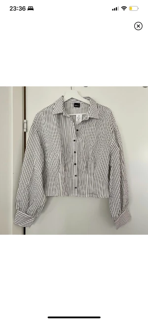 Skjorta/blus 36 - Skjorta/blus från GinaTricot i storlek 36. Vidare armar, lite mer loosefit upptill och mer figurnära nertill. Cool och samtidigt dressad!🌸 Aldrig använd, lappen kvar (349:-)