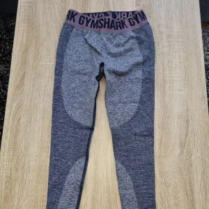Gymshark flex tights - Gymshark flex tights. Sparsamt använda och fint skick. Säljer även annat från gymshark (se sista bilden), se andra annonser. Säljes pga garderobsrensning. 