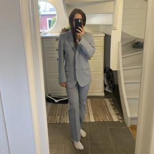 Kostym - Svin snygg kostym som inte kommer till användning tyvärr. Byxorna passar bra 36/38, kavajen är lite mer oversized☺️ Skriv privat om du har fler frågor. 3 FÖR 2 PÅ ALLT I MIN PROFIL!!!