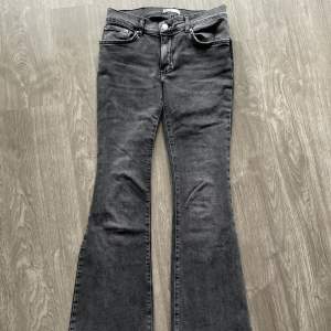 Jätte fina gråa bootcut jeans från gina tricot som är lågmidjade💕 jag säljer pga att de inte passar mig. Köptes för 499💕