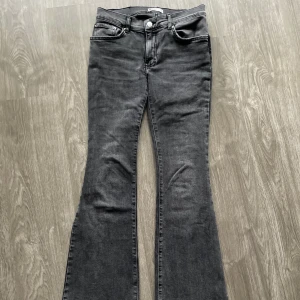 Lågmidjade bootcut jeans - Jätte fina gråa bootcut jeans från gina tricot som är lågmidjade💕 jag säljer pga att de inte passar mig. Köptes för 499💕