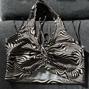 Croptop - Cropped halterneck från H&M, aldrig använd, nyskick. 