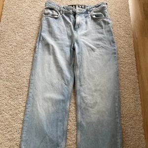 Jeans  - Jätte fräscha KARVE jeans strl M. Lite vida. Fin färg till våren och sommaren.