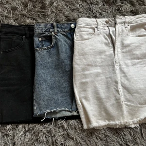 Jeanskjol  - Säljer 3 st jeanskjolar i färgerna vit, svart och blå. Dem är knappt använda och är i bra kvalitet.  Vit och svart kjol är i storlek S Den blå är i storlek XS 90kr/styck eller 250kr för alla 3. 💞 