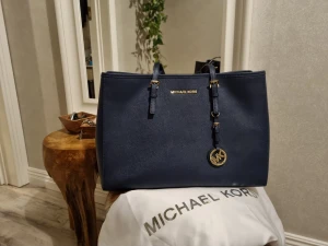 Michael Kors väska - Michael Kors väska i fint skick. Storlek 40×26×15 cm. Läder. Kvitto på inköpet finns.