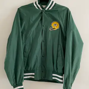 Bomber/baseball jacka. Köpt på Beyonce retro, använd en gång. Stl L men inte oversized, skulle säga att den passar XS-L beroende på önskad passform