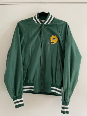 Jacka - Bomber/baseball jacka. Köpt på Beyonce retro, använd en gång. Stl L men inte oversized, skulle säga att den passar XS-L beroende på önskad passform