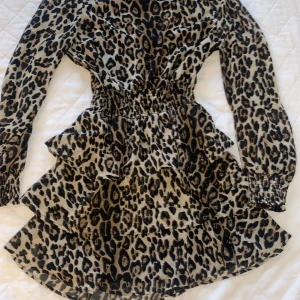 Leopardmönstrad klänning - Jätteskön men inte alls använd, den har volanger och är köpt på Gina!