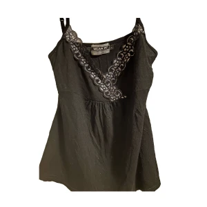 Svart topp - Fin svart topp med silvrig spets. Knappt använd💗 står storlek L men sitter bra på mig som egentligen har S. Gratis frakt