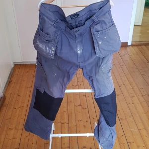 Arbetsbyxa Bluewear - Inarbetad arbetsbyxa från Bluewear. Hela och tvättade men med färgstänk.