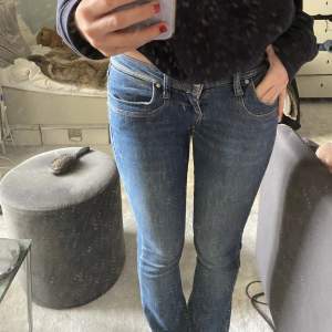 Low waist botcut jeans från ltb i modellen valerie! Storlek 25/32 som passar på 34 och 36 skulle jag säga. Inga deffekter och säljer för att samla pengar.  BUD 550‼️🔉